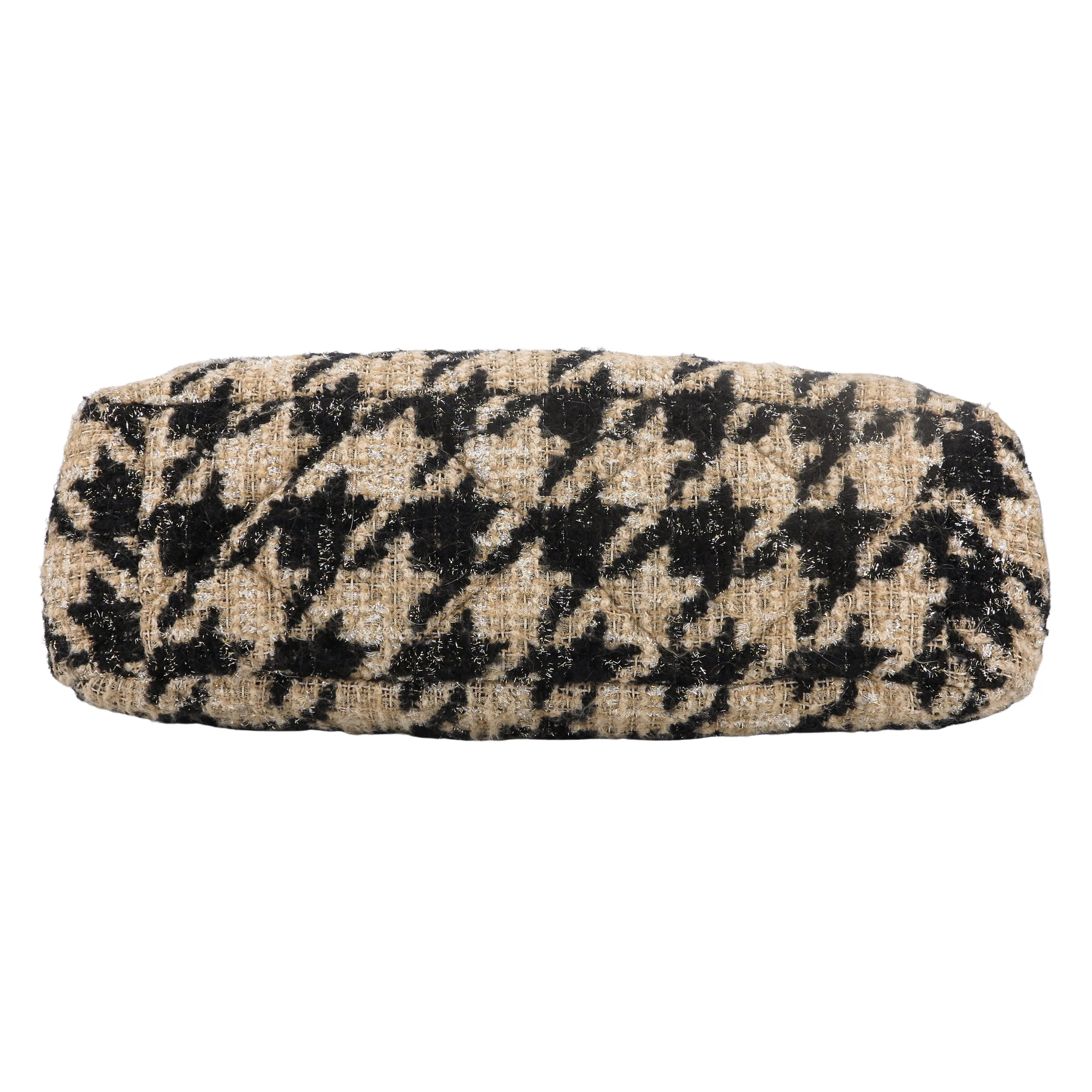 CHANEL 19 Maxi Flap Bag in 19K Beige Black Houndstooth Tweed