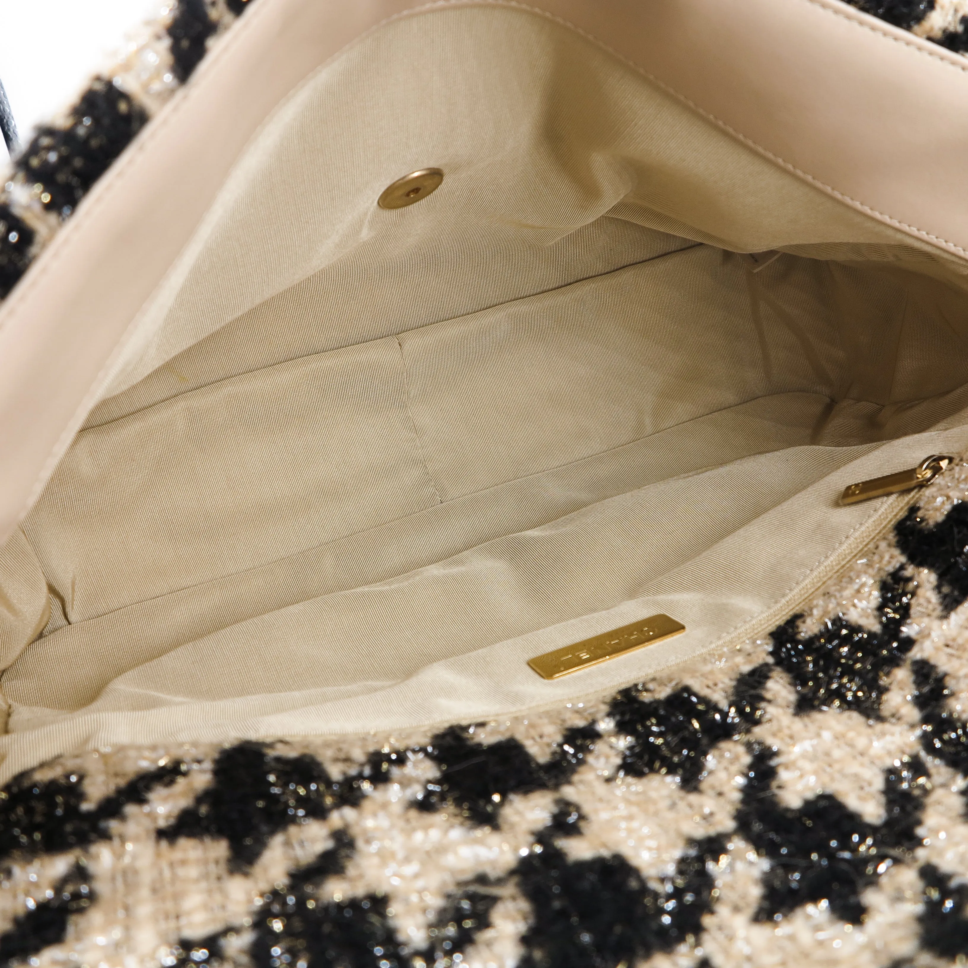 CHANEL 19 Maxi Flap Bag in 19K Beige Black Houndstooth Tweed