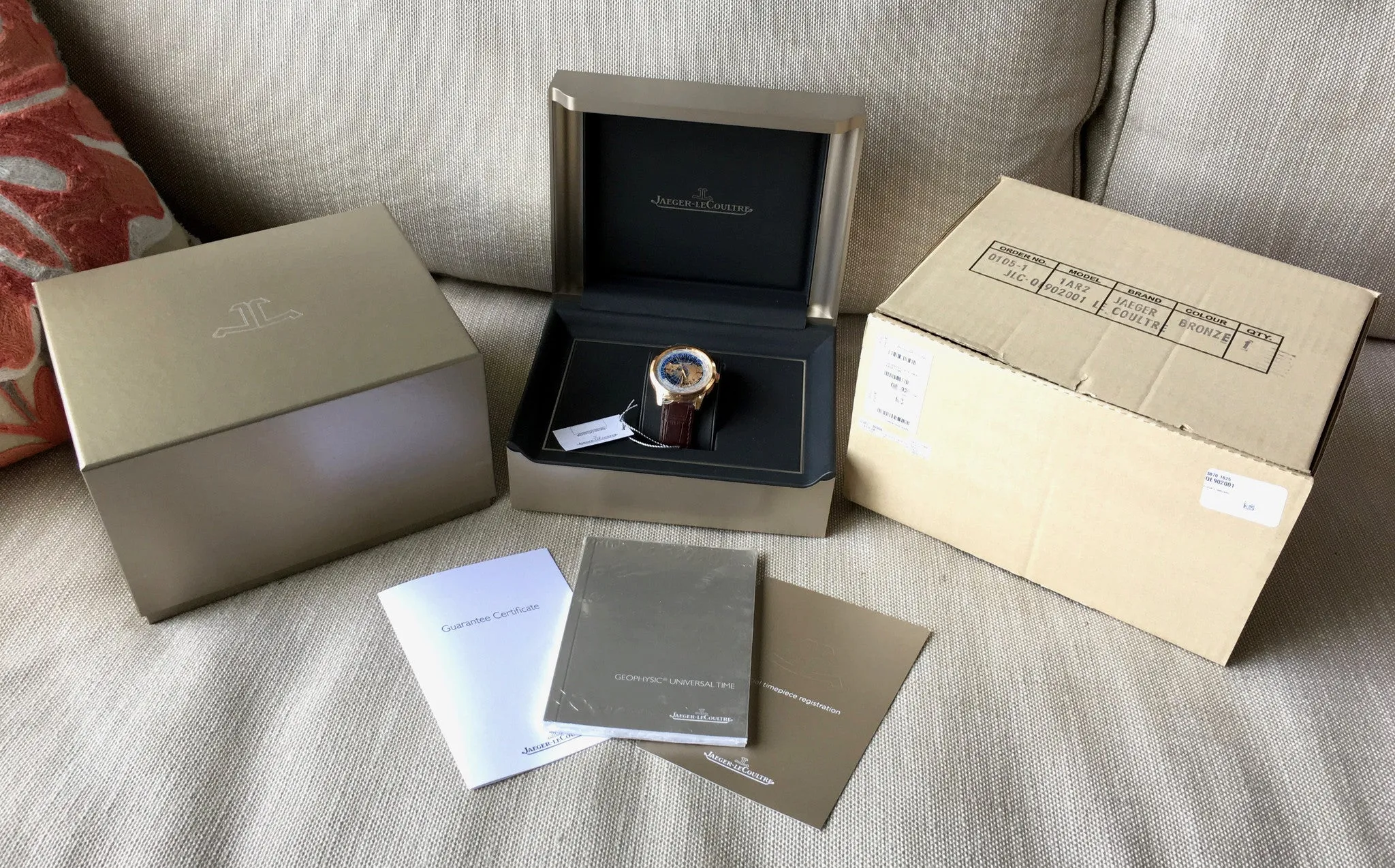 Jaeger LeCoultre Geophysic Universal Time Q8102520 Automatic Blue Lacquer Dial 18K Pink Gold Wristwatch