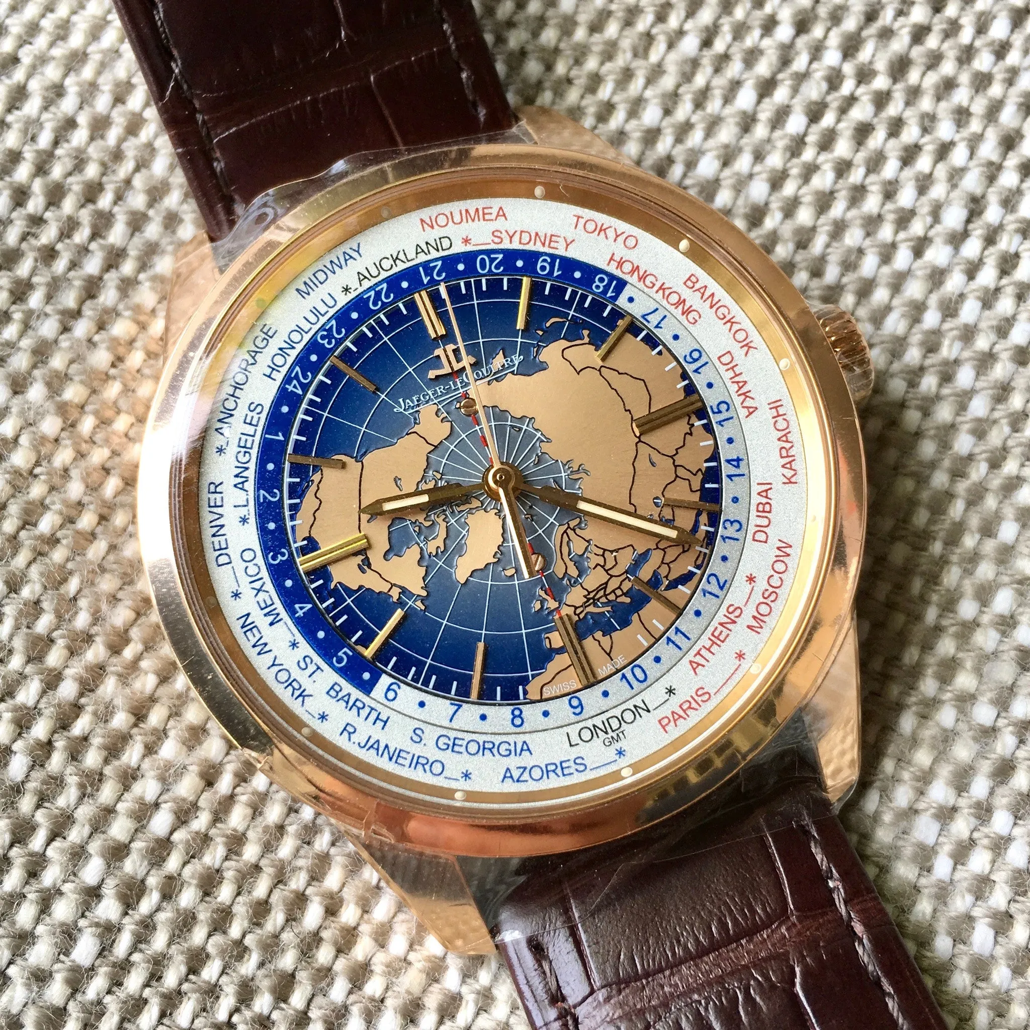 Jaeger LeCoultre Geophysic Universal Time Q8102520 Automatic Blue Lacquer Dial 18K Pink Gold Wristwatch