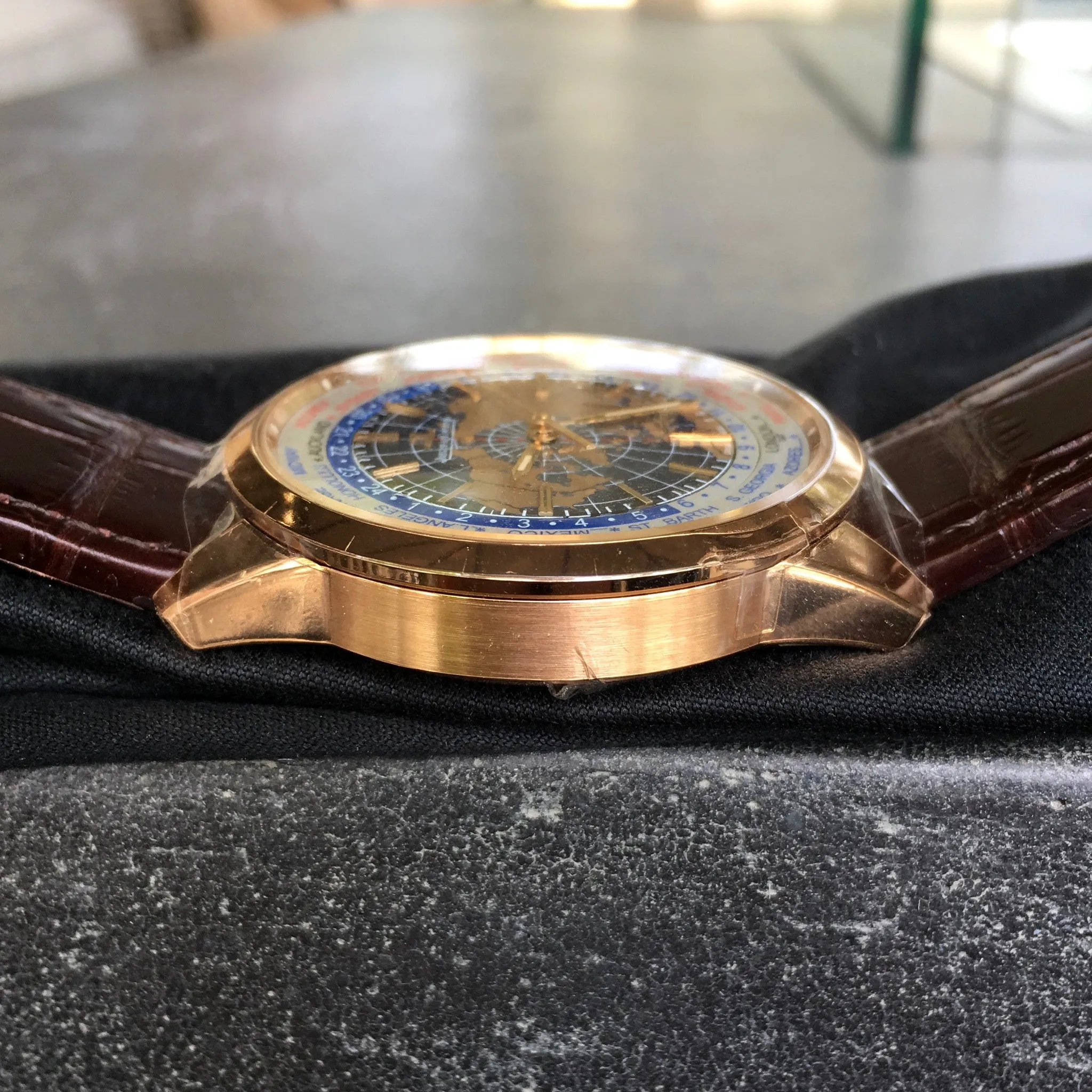 Jaeger LeCoultre Geophysic Universal Time Q8102520 Automatic Blue Lacquer Dial 18K Pink Gold Wristwatch