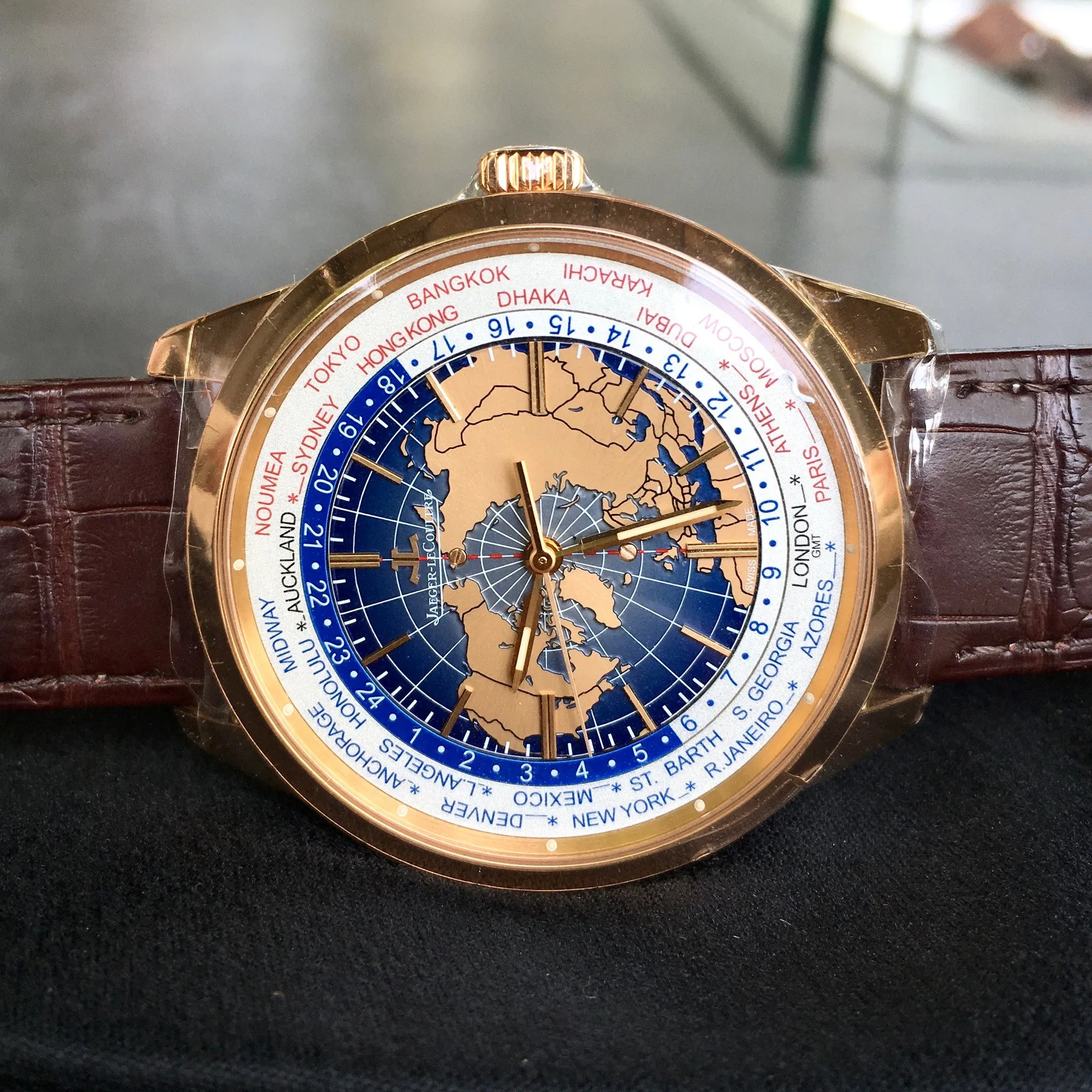 Jaeger LeCoultre Geophysic Universal Time Q8102520 Automatic Blue Lacquer Dial 18K Pink Gold Wristwatch