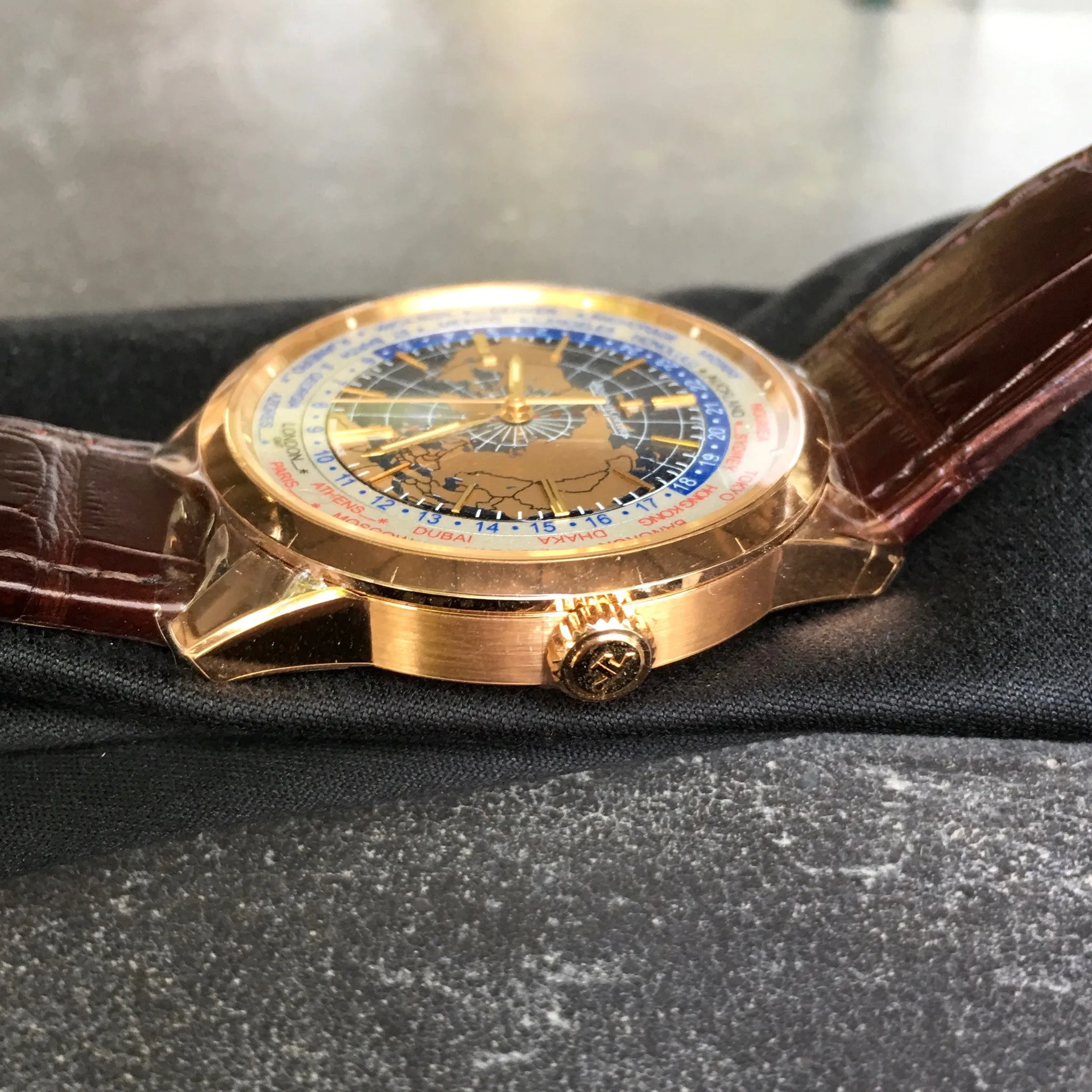 Jaeger LeCoultre Geophysic Universal Time Q8102520 Automatic Blue Lacquer Dial 18K Pink Gold Wristwatch