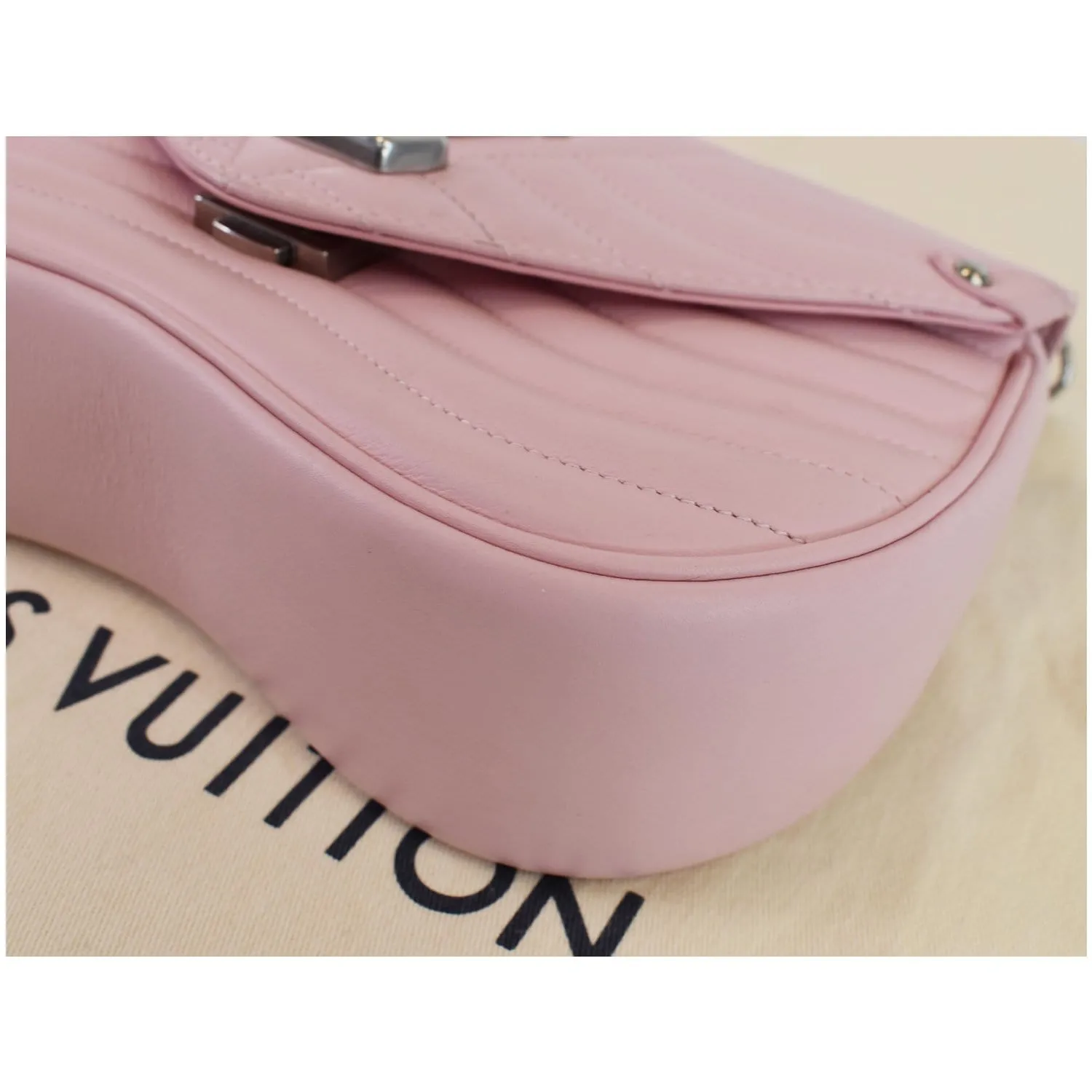 LOUIS VUITTON New Wave Chain MM Calfskin Leather Shoulder Bag Rose Pink