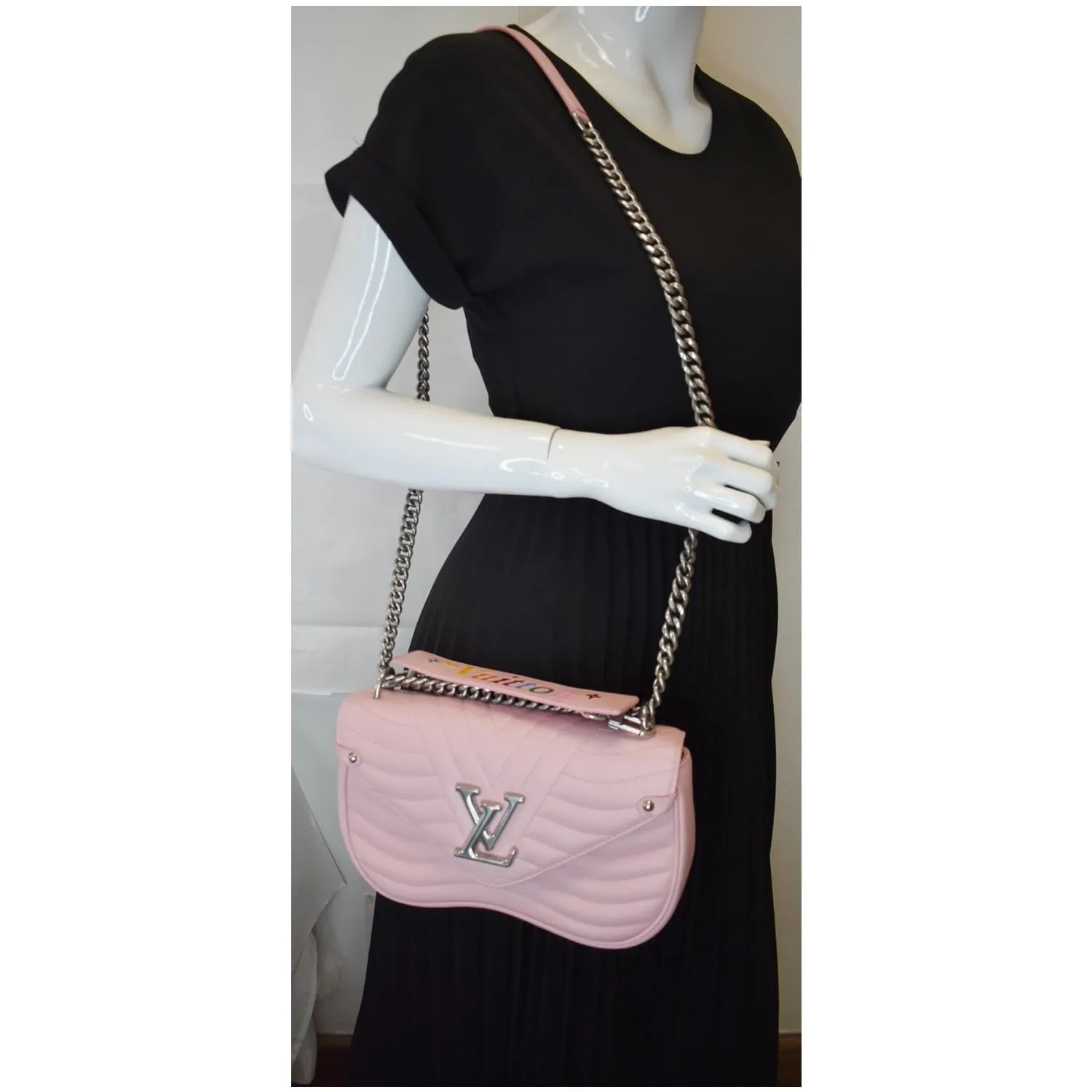LOUIS VUITTON New Wave Chain MM Calfskin Leather Shoulder Bag Rose Pink